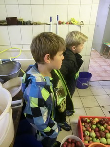Besuch der Obstpresse in Gotzing