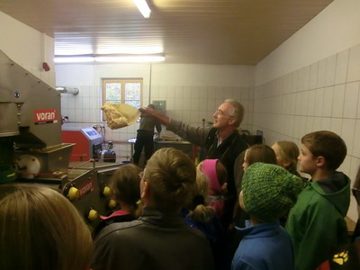 Besuch der Obstpresse in Gotzing