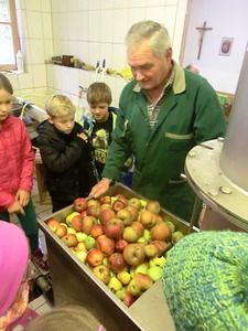 Besuch der Obstpresse in Gotzing